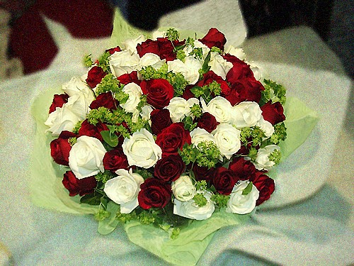 紅白玫瑰花束